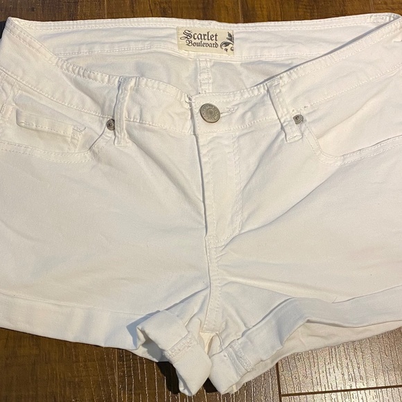Scarlet Boulevard White Shorts - Picture 2 of 6